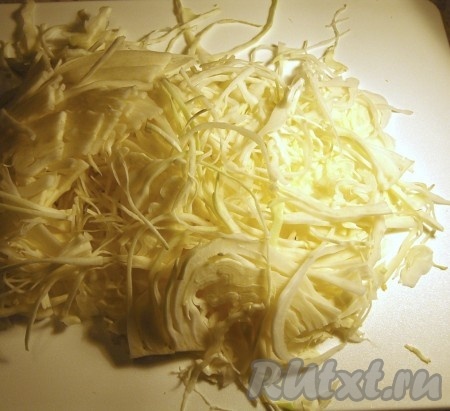 Капусту тонко настругать.