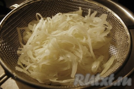 Поместить капусту в кипящую воду на 2-3 минуты, вытащить и разместить в друшлаг, чтобы стекла вода.