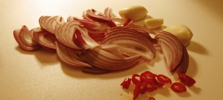 Приготовить лук, чеснок и острый перец (семечки из перца удалить!).