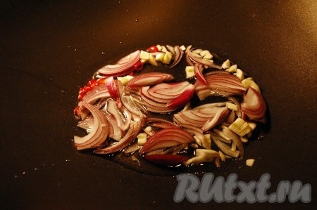 Обжарить порезанные лук, чеснок, острый перец на растительном масле до хрустящего состояния.