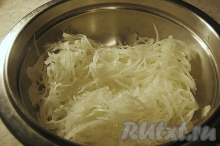 Выложить капусту в миску.