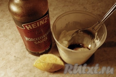 Приготовить заправку: смешать сливки, лимонный сок, соевый соус.