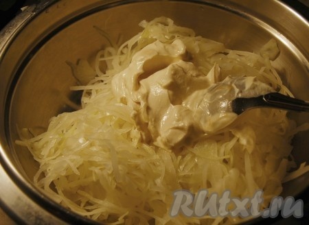 Добавить в капусту сливочную заправку и перемешать.