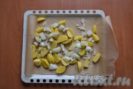 Для того чтобы пеленгасы не подгорели и приготовились равномерно, понадобятся овощи, которые послужат в будущем гарниром. Картофель и лук очистить и нарезать небольшими кусочками произвольной формы, перемешать, посолить, посыпать прованскими травами. Овощи выложить на противень, застеленный пекарской бумагой.
