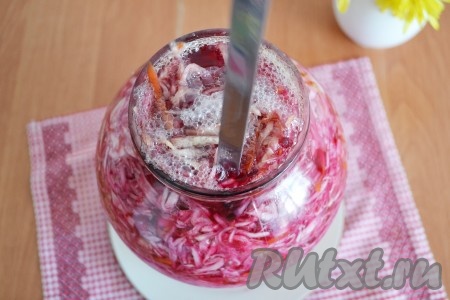 Во избежание горечи и неприятного запаха необходимо убирать пену, образующуюся на поверхности капусты во время брожения. По прошествии двух суток капусту можно попробовать, если ещё нет желаемой кислоты - оставить ещё в тёплом месте на сутки, а если капуста приобрела желаемый вкус, значит нужно, закрыв крышкой, отправить её в холодное место.