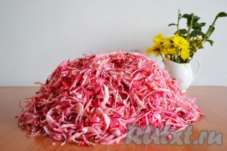 Всыпать соль и хорошо перетереть овощи руками. Морковь и свекла должны равномерно распределиться, а капуста равномерно окраситься. Добавить перец, гвоздику, лавровый лист и легко перемешать.&nbsp;
