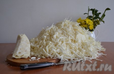 Тонкой соломкой нашинковать капусту. 