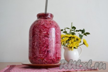 Через сутки необходимо выпустить образующиеся при брожении газы, проткнув капусту до дна в нескольких местах длинным предметом (мне удобно делать это шампуром). Всего брожение длится от двух дней до недели, каждый день необходимо хотя бы раз в сутки протыкать капусту.