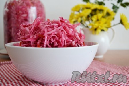 Ароматную, кисло-сладкую, хрустящую квашеную капусту, приготовленную со свеклой, заправить подсолнечным маслом и подать к столу. По желанию можно добавить зеленый лук, укроп или петрушку. Попробуйте! По этому рецепту получается отличная капустка!
