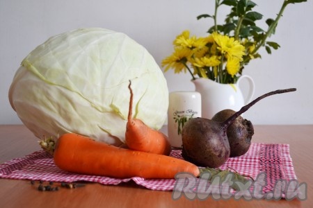 Подготовить необходимые ингредиенты для приготовления капусты, квашеной со свеклой