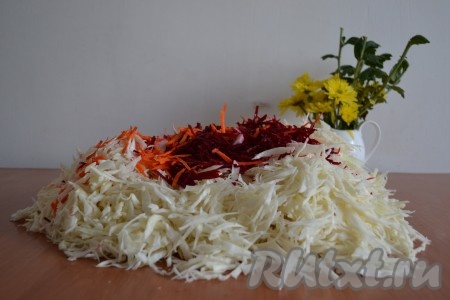 Свеклу и морковь очистить, вымыть, натереть на крупной терке и добавить к капусте.
