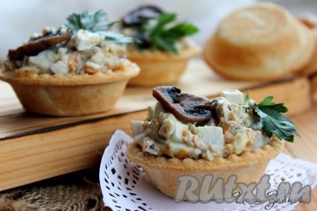 Салат "Курочка Ряба" с курицей и грибами