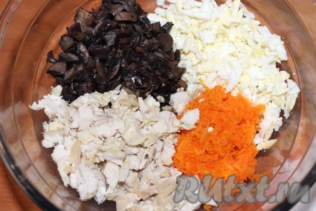 В глубокой миске соединить обжаренные с луком шампиньоны, куриное мясо, натертые морковь и яйца. Тщательно перемешать, посолить и поперчить по вкусу, заправить салат "Курочка Ряба" майонезом.
