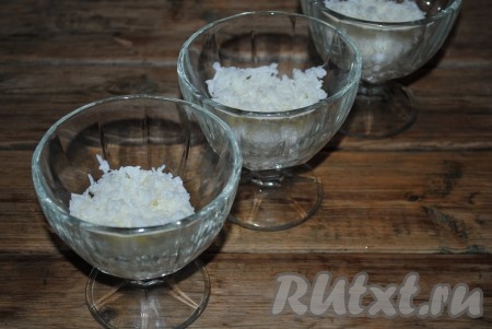 Яйца, сваренные вкрутую, очистить, разделить на белки и желтки. Белки, натерев на средней тёрке, выложить на дно креманки или салатницы.&nbsp;
