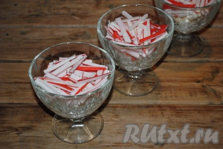 Следующим слоем выложить нарезанные соломкой крабовые палочки, слегка смазать майонезом.&nbsp;
