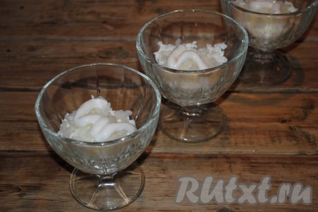 Мелко нарезанный лук выложить вторым слоем, немного посолить и добавить майонез.&nbsp;
