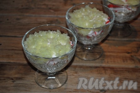 Далее добавить очищенное кисло-сладкое яблоко, натертое на тёрке.
