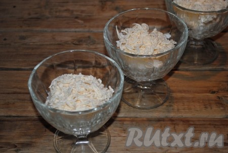 Плавленный сырок, натёртый на тёрке, выложить поверх лука.&nbsp;
