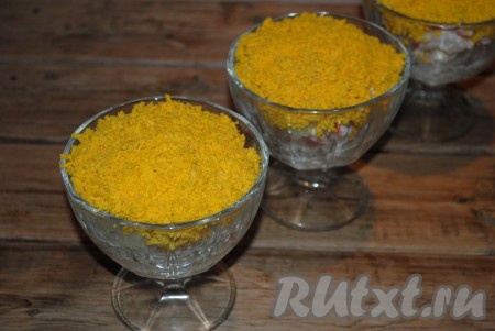 Сверху салат присыпать натёртым яичным желтком.
