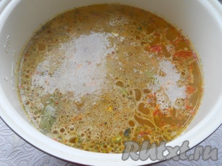 Влить горячую воду и выставить программу "Тушение" на 1 час 10 минут.