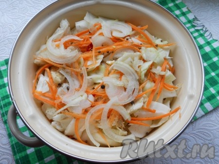 Далее повторить слои, наполняя емкость для маринования капусты (у меня - 2-литровая кастрюля).
