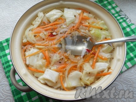 Для приготовления маринада вскипятить воду с солью и сахаром в течение 1-2 минут, затем влить уксус и выключить газ. Залить горячим маринадом капусту.
