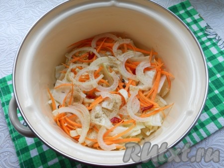 Морковь натереть на терке для корейской моркови, лук нарезать полукольцами, перец чили - колечками, чеснок - кусочками. Выложить в кастрюлю слой капусты, часть моркови, лука, чеснока и перца чили, посыпать немного молотым кориандром, добавить понемногу кориандра в зернах, перца горошком.
