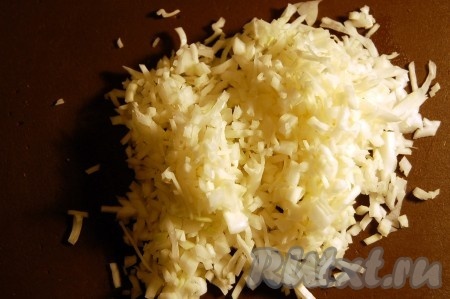 Капусту нарезать мелкими кубиками.
