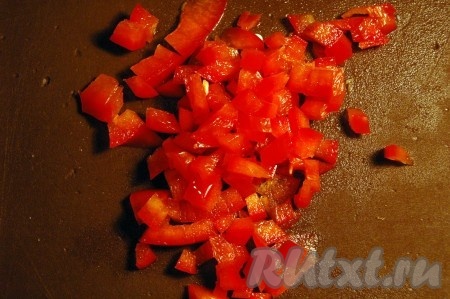 Болгарский перец нарезать на мелкие кубики.