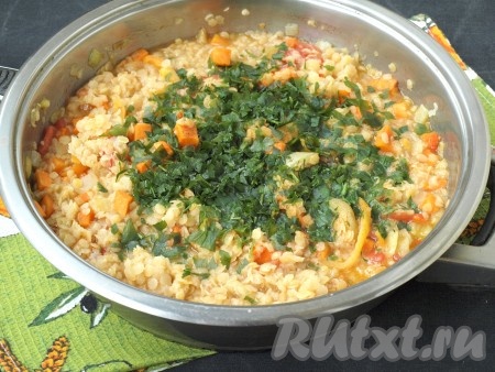 Добавить измельчённую петрушку и готовить ещё 2 минуты.
