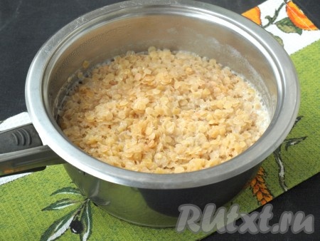 Чечевицу промыть, залить водой в пропорции 1:2 и поставить на огонь. Красная чечевица варится быстро - с момента закипания воды 5 минут на небольшом огне. В конце варки чечевицу посолить. Лишнюю воду с чечевицы нужно слить.
