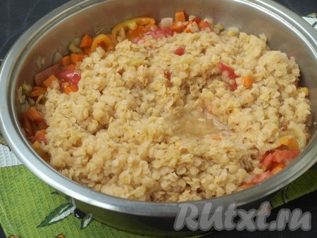 Затем добавить готовую чечевицу, молотый чёрный перец, всё хорошо перемешать.
