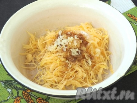 Сверху добавить измельчённый чеснок.
