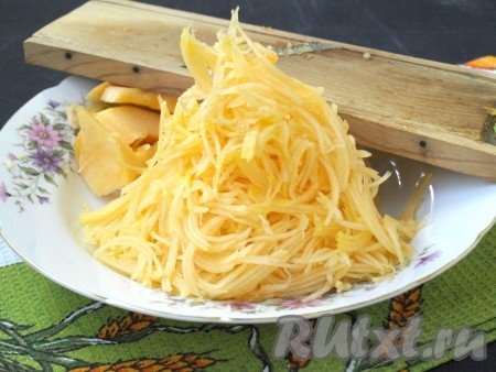 С помощью тёрки для корейской моркови натереть мякоть тыквы. Если у вас нет такой тёрки, можно натереть на обычной тёрке.
