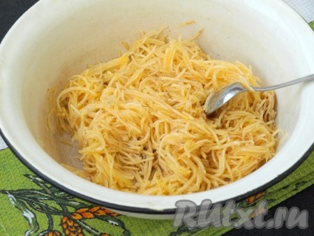 В сковороде раскалить подсолнечное масло и вылить его сверху на специи и чеснок, хорошо перемешать.
