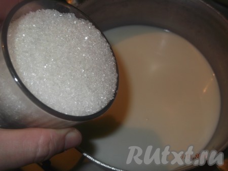 Когда молоко закипит, насыпаем сахар и ждем, пока еще раз закипит.
