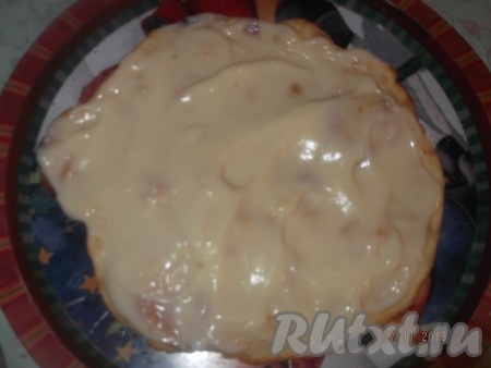 Выпекаем в разогретой духовке при температуре 180 градусов 5-7 минут, пока не подрумянится. Аналогично раскатываем и выпекаем остальные коржи. Когда все 9 коржей готовы, начинаем формировать торт "Наполеон". Берем один корж, сверху хорошо намазываем заварным кремом.