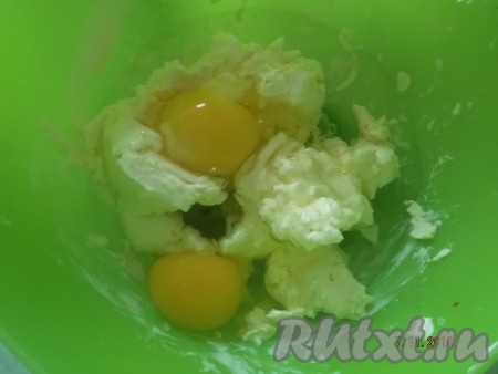 В получившуюся массу вбиваем яйца.
