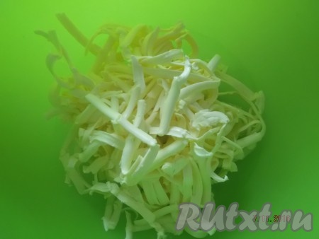 В воду на средней терке натираем маргарин и разминаем слегка вилкой.
