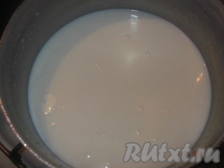 Пока наше тесто охлаждается, можно приступить к приготовлению заварного крема. Наливаем в кастрюлю молоко, ставим на огонь и доводим до кипения.
