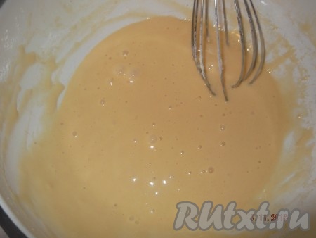 Затем кипящее молоко маленькой струйкой вливаем в смесь яиц и муки, непрерывно перемешивая венчиком, чтобы не было комочков.&nbsp;
