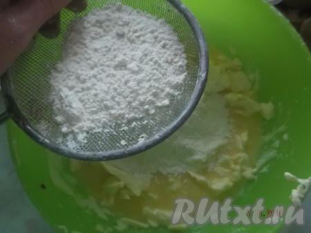 В получившуюся смесь постепенно просеиваем муку и перемешиваем.
