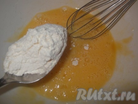 К яйцам постепенно добавляем муку, постоянно помешивая венчиком, чтобы не было комочков.
