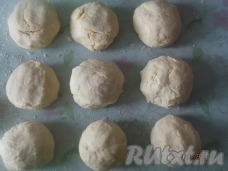 Получившееся тесто делим на 9 равных частей и помещаем на полчаса в холодильник.
