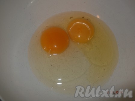 Пока молоко закипает, в отдельную мисочку вбиваем яйца.
