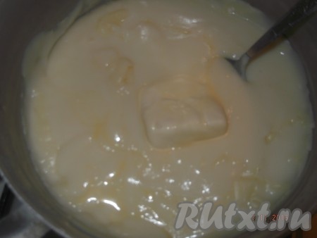 Когда все молоко вылили, ставим на медленный огонь и, постоянно помешивая, доводим до кипения. В конце насыпаем ванильный сахар и добавляем сливочное масло. Охлаждаем получившейся заварной крем.
