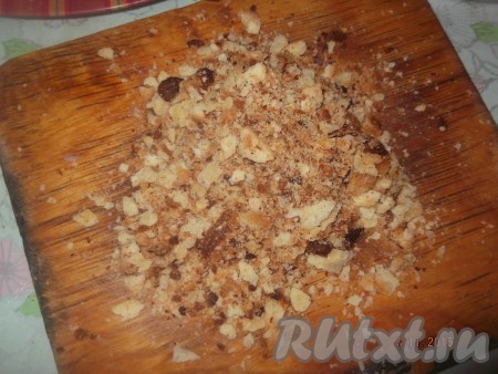 Сверху накрываем еще одним коржом, тоже смазываем кремом, и так складываем друг на друга все 8 коржей, смазывая кремом. 9 корж мы разминаем руками в крошку.
