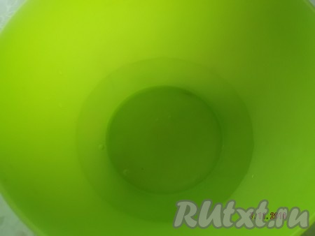 Приступаем к приготовлению теста. Сначала наливаем в миску холодную воду.
