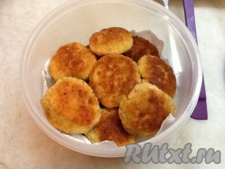 Таким образом поступаем с оставшимся фаршем и складываем оладьи в контейнер на салфеточку.
