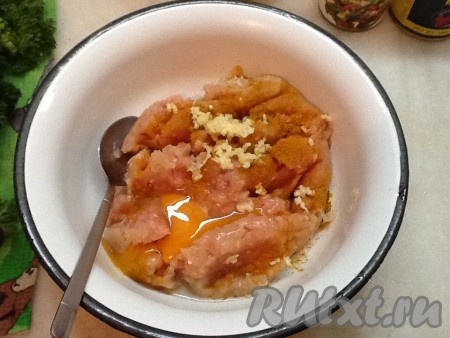Смешать куриный фарш с яйцом, порошком карри, солью и чесноком, пропущенным через чеснокодавилку.
